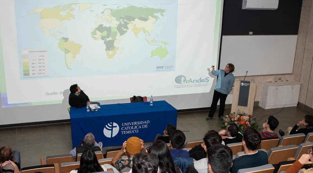 Conferencia magistral sobre economías extractivas en la región andina analizó desempeño de Chile en la materia